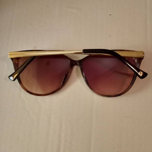 Beautiful Kat Eye Brown & Gold Sunglasses 🕶 - Picture 2 of 6